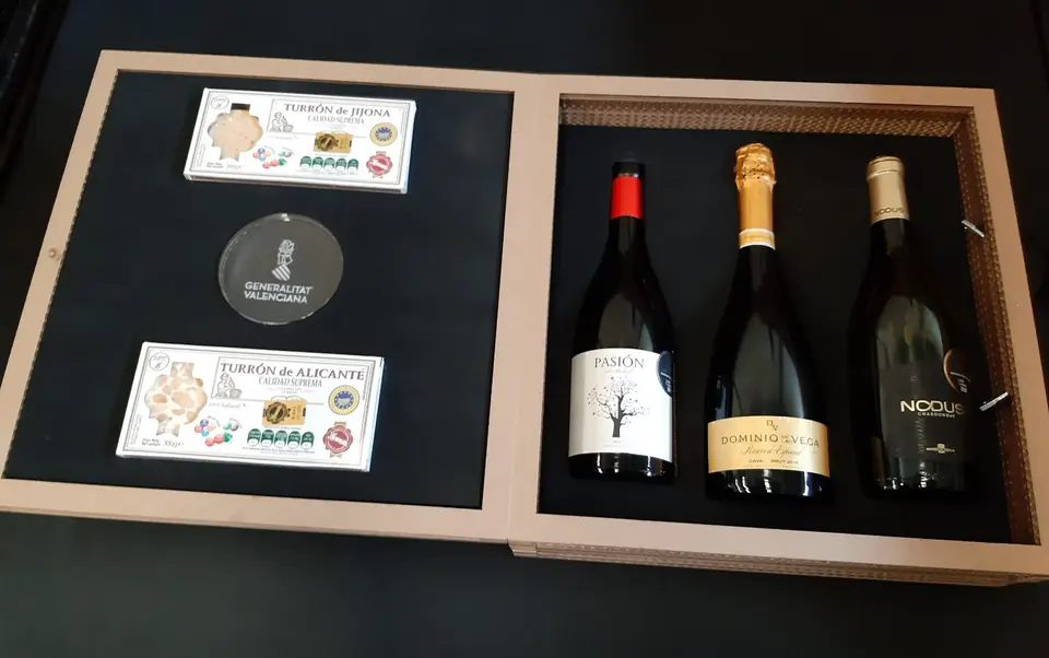 Interior del estuche GVA con cuna troquelada y medallón acrílico