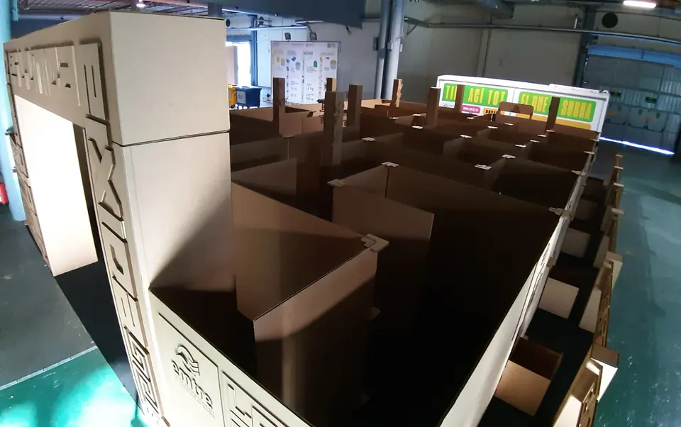Laberinto transitable de cartón a escala arquitectónica