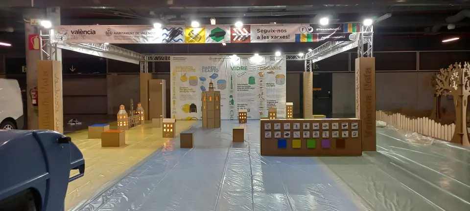 Stand institucional de cartón en feria