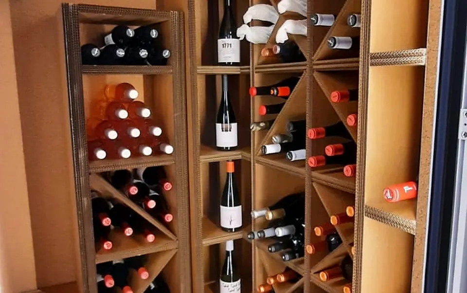 Botellero modular de cartón con celdillas romboidales