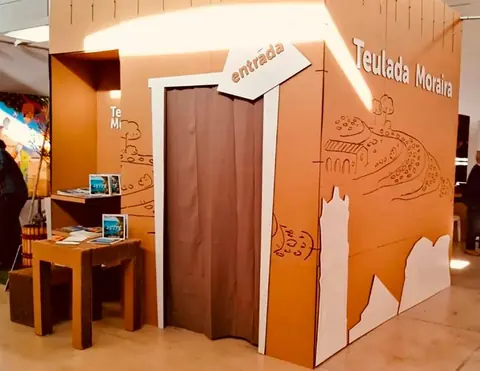 Stand de cartón con mostrador y gráfica calada