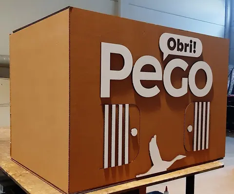 Corpóreo de cartón con logotipo en relieve