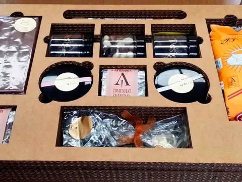 Estuche de cartón con cuna troquelada para productos